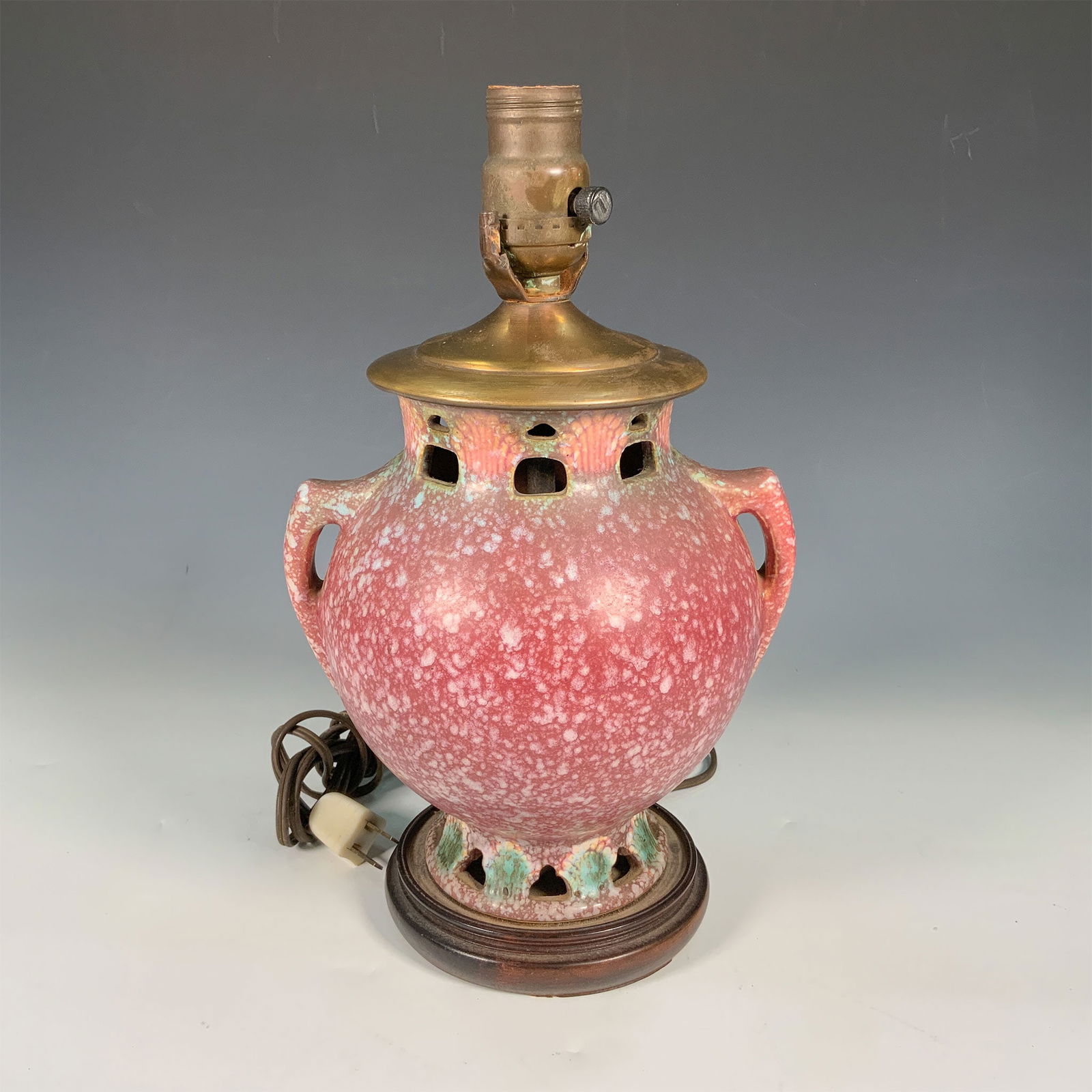 Roseville Ferella Table Lamp (1 of 3)