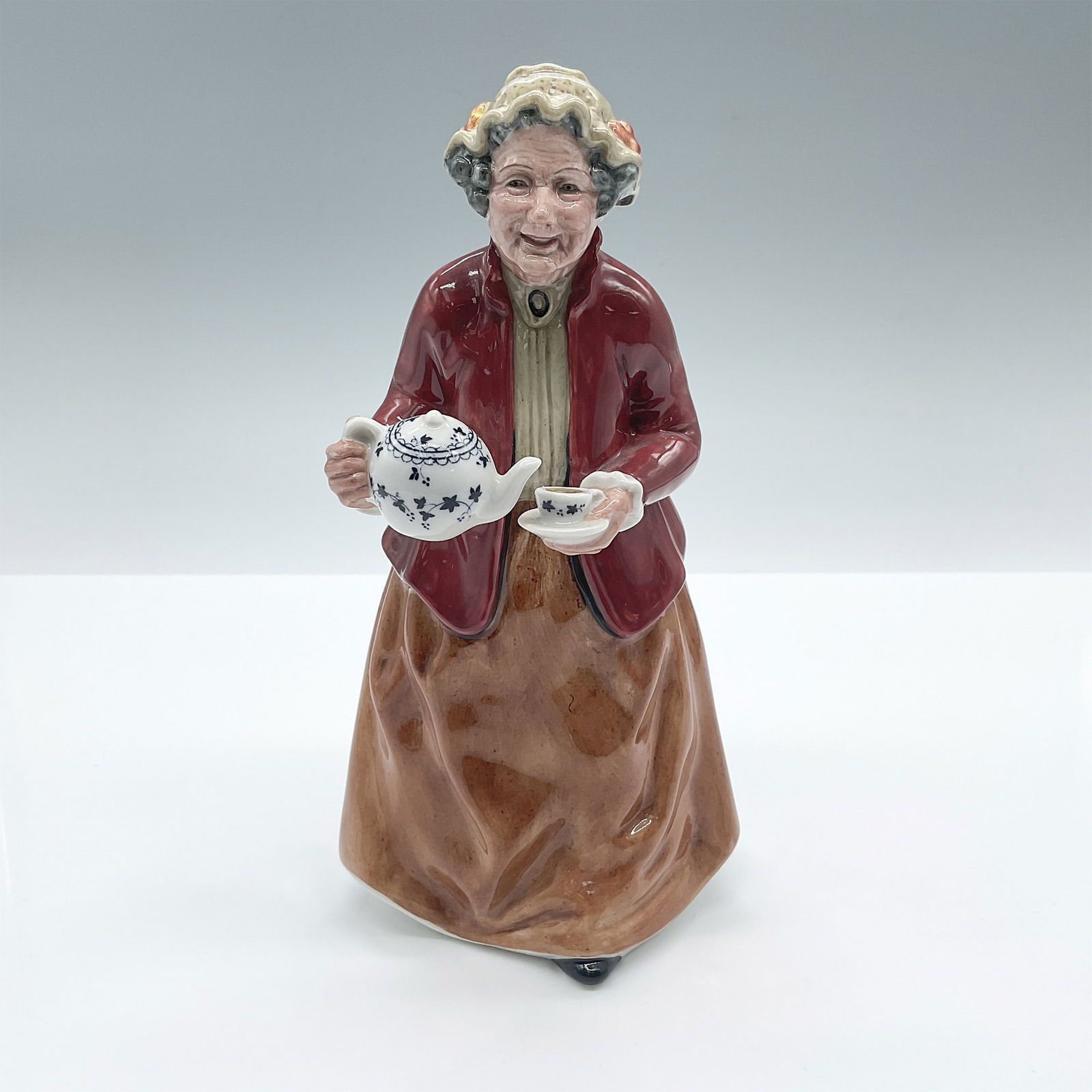 Royal Doulton Porcelain Figurine, Teatime HN2255 (1 of 5)