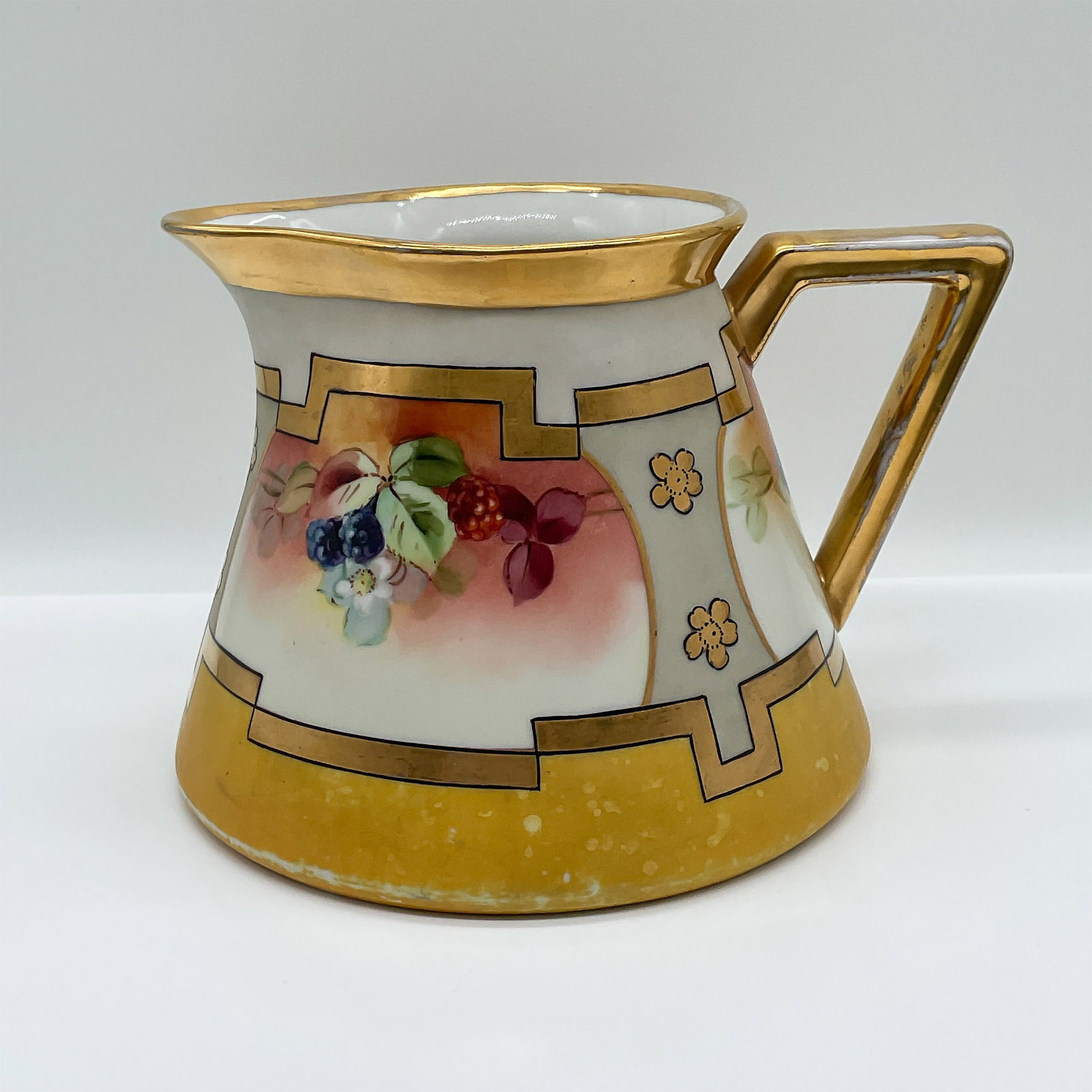 D&C France & White's Art Co. Hand-Painted Art Deco Jug: This striking jug is a collaborative masterpiece between Delinieres & Co. of Limoges, France, and White's Art Co., a renowned American studio celebrated for its exquisite hand-painted porcelain. The b