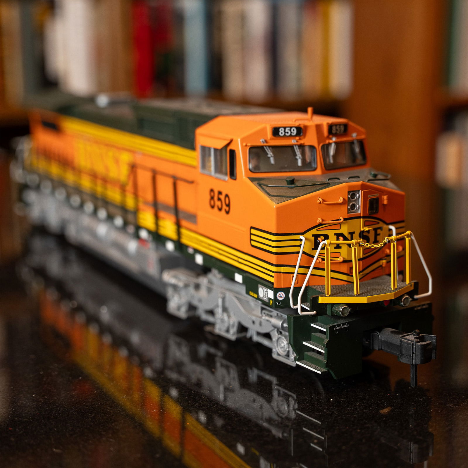 RailKing One-Gauge BNSF Dash 8-40CW Diesel Locomotive (1 of 10)