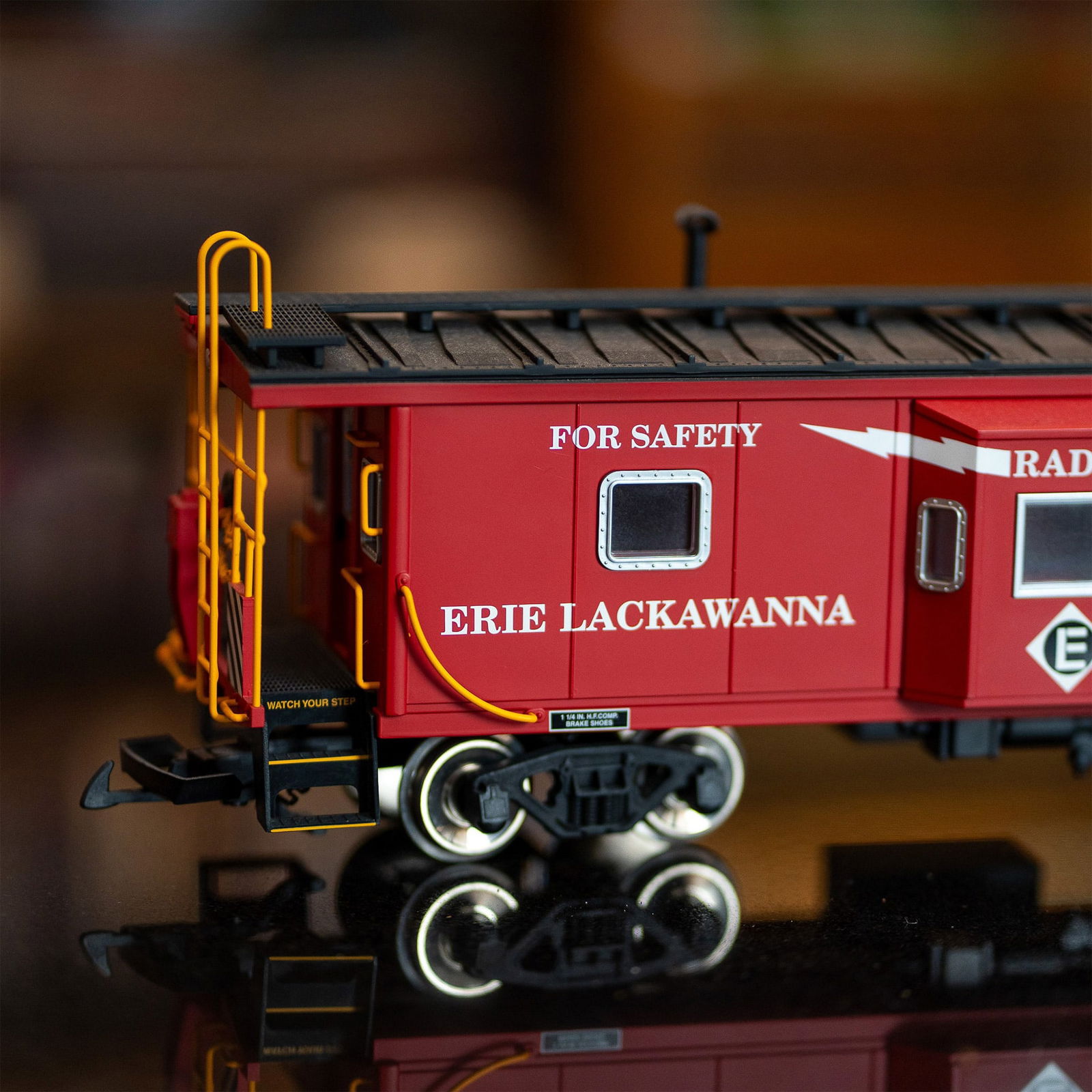 USA Trains Erie Lackawanna Bay Window Caboose (1 of 8)
