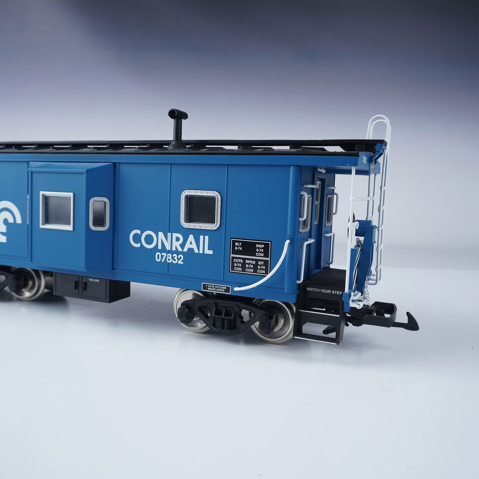 USA Trains R12059 Conrail Bay Window Caboose (1 of 6)
