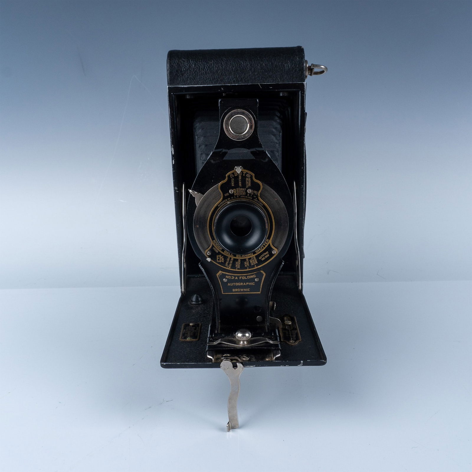 Kodak No. 3A Folding Brownie Camera: This vintage Kodak No. 3A Folding Autographic Brownie Camera showcases a leather-covered body and folding bellows design, produced by Eastman Kodak in the early 20th century. It features a Kodak Ball