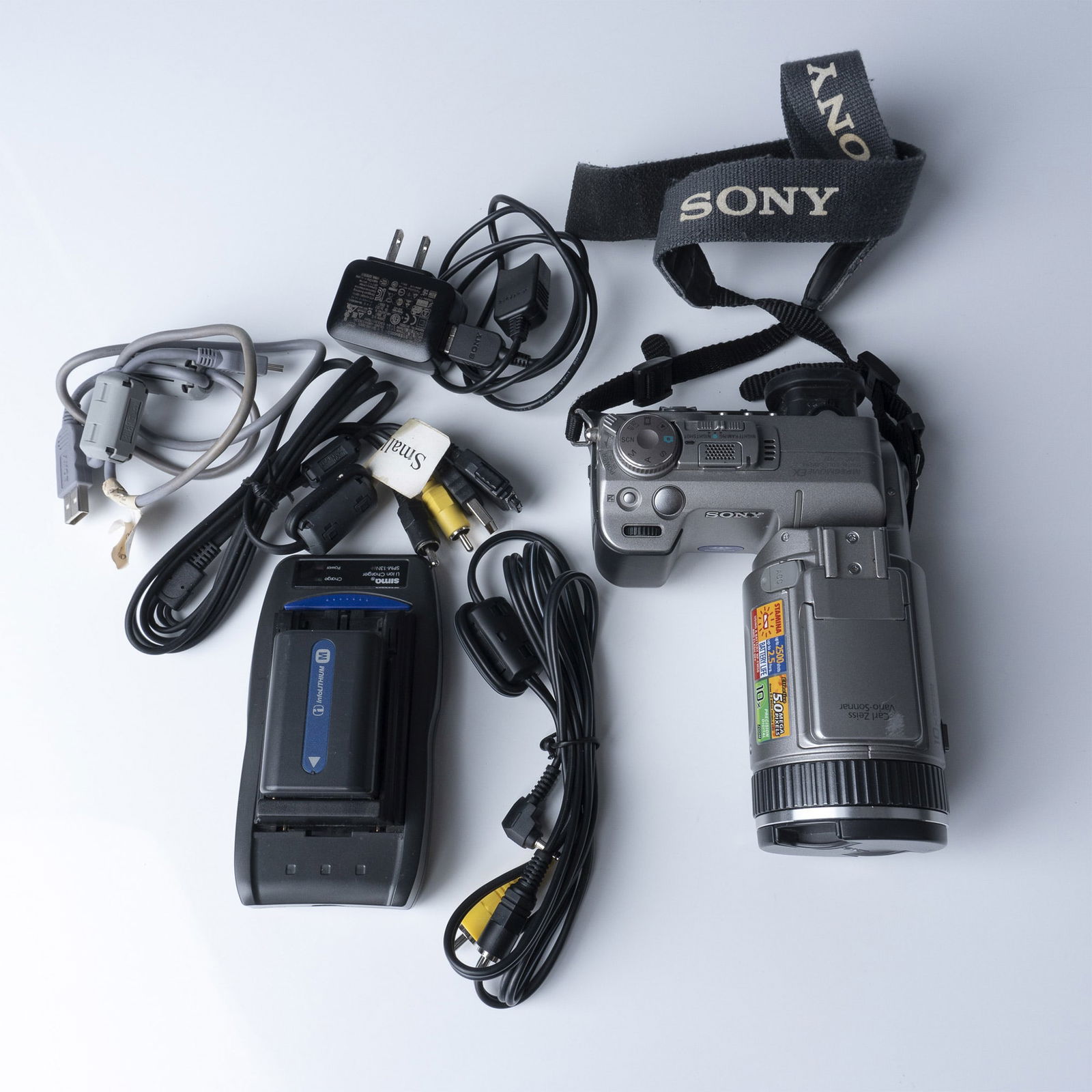 Sony DSC-F707 Digital Camera, Carl Zeiss Lens w Accessories (1 of 4)