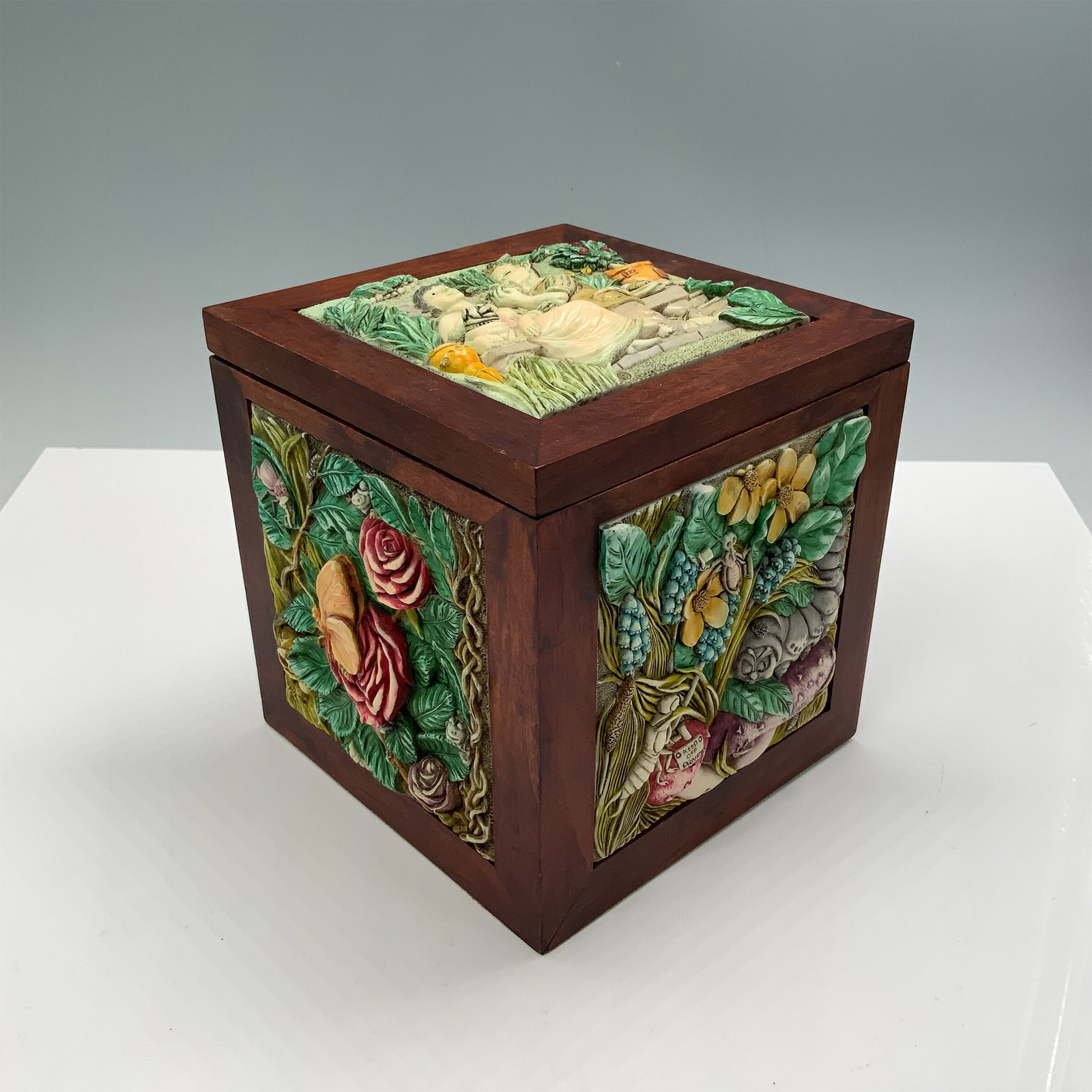 Harmony Kingdom Picturesque Byron's Secret Garden Wooden Box: A finely crafted Picturesque wooden box from the Byron's Secret Garden series, titled "Love's Labours," Premiere Edition. This piece features intricately hand-painted resin panels showcasing vibrant b