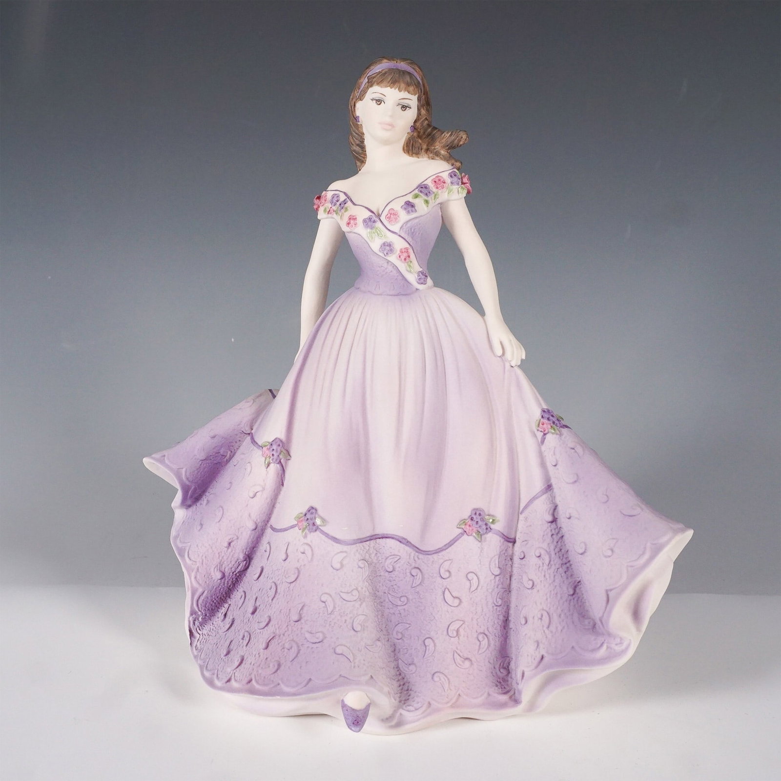 Coalport Age of Elegance Lavender Walk Figurine: A charming Coalport porcelain figurine titled Lavender Walk from the Age of Elegance collection, designed by Jack Glynn. This 1994 hand-decorated figurine, released as the Figurine of the Year 1995, c