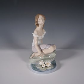 Lladro Porcelain Figurine, Reflections of Helena 1007706