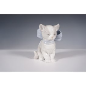 Nao by Lladro Figurine, Kitty Present 01348