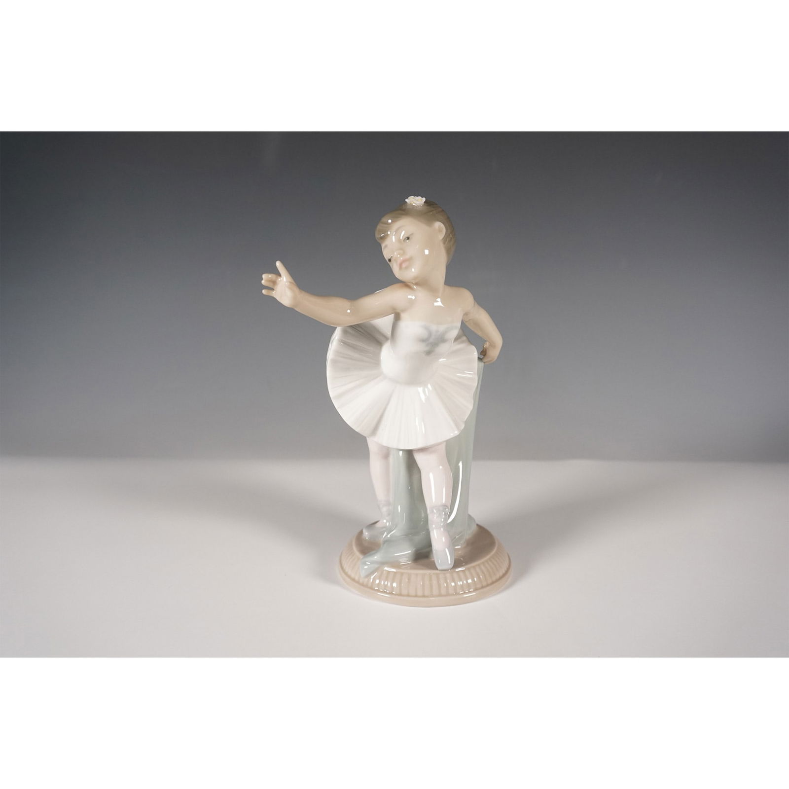 Nao by Lladro Porcelain Figurine, "My First Bow" 1150 (1 of 4)