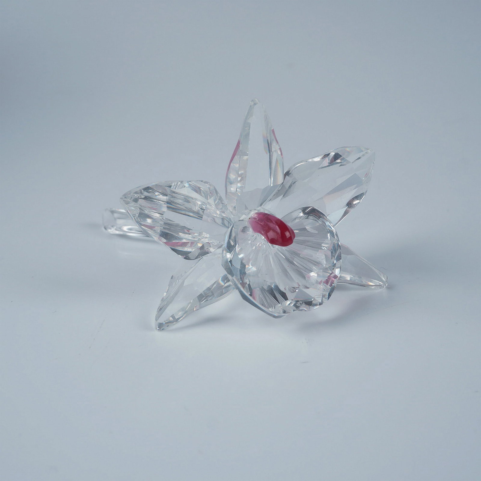 Swarovski Crystal Figurine, Pink Light Centre Orchid: Elegant Swarovski crystal figurine depicting a Pink Light Centre Orchid from the Exquisite Accents theme group. Expertly crafted in faceted clear crystal, this delicate floral design features a vibran