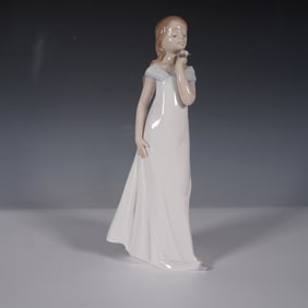 A Special Occasion 8213 - Lladro Figurine