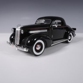 Signature Diecast Model 1936 Pontiac Deluxe Coupe