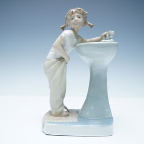 Lladro Figurine, Clean Up Time 1004838