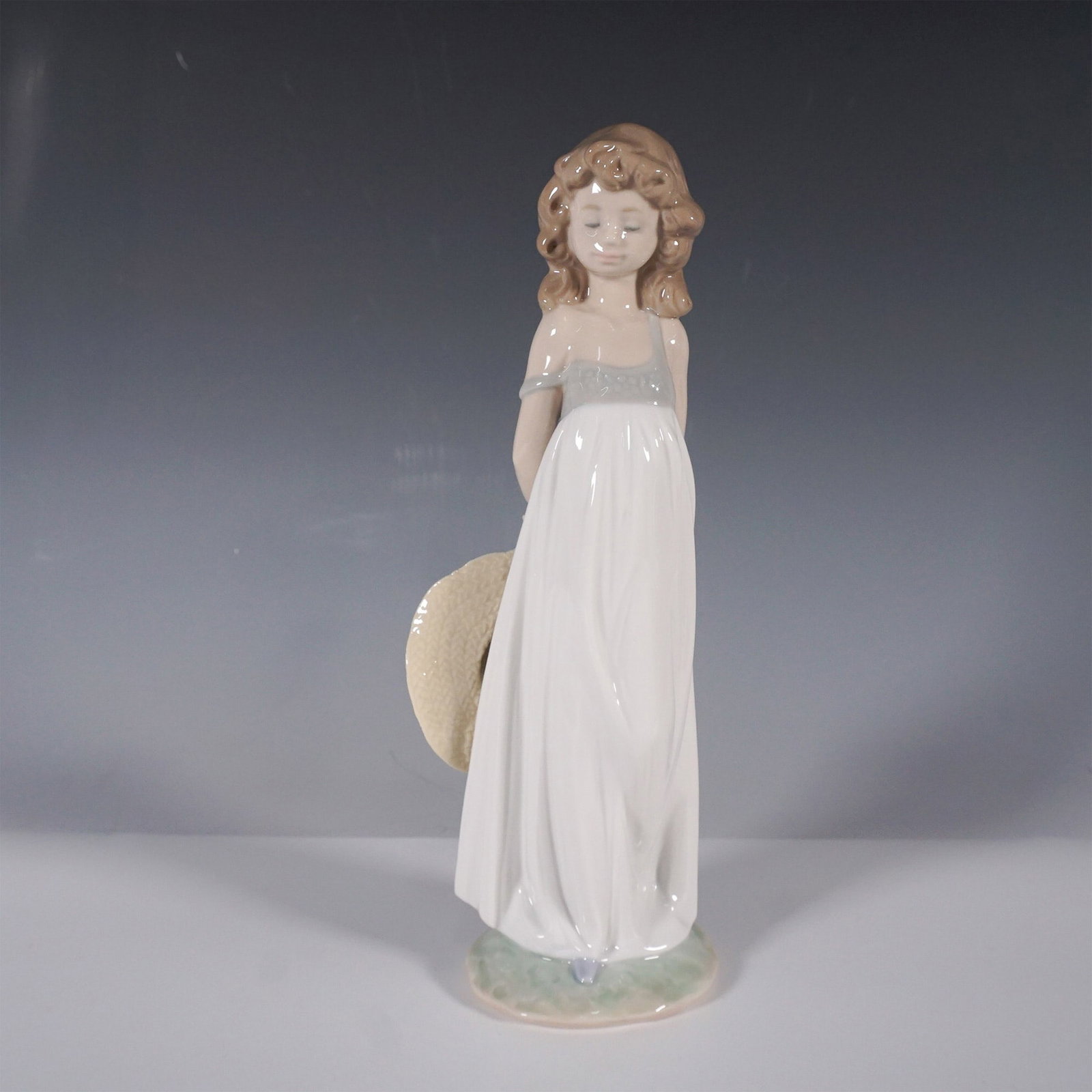 Lladro Natural Beauty 1008114 Figurine: Natural Beauty (Item #01008114) was issued in 2005 as a limited-edition exclusive, available only from October 15 to December 15, with just 3,000 units released in North America. This glazed porcelain