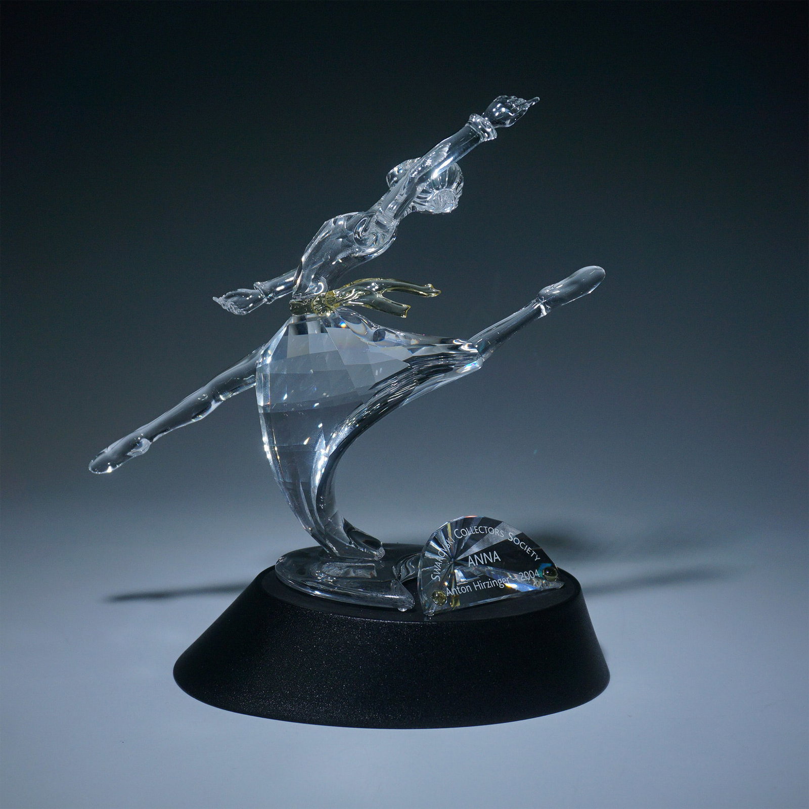 3pc Swarovski SCS AE Anna 2004 Figurine +Stand & Plaque: A Swarovski SCS Annual Edition 2004 figurine titled Anna, designed by Anton Hirzinger as part of the Swarovski Ballerina Trilogy. This elegant crystal ballerina features a delicate gold-colored ribbon