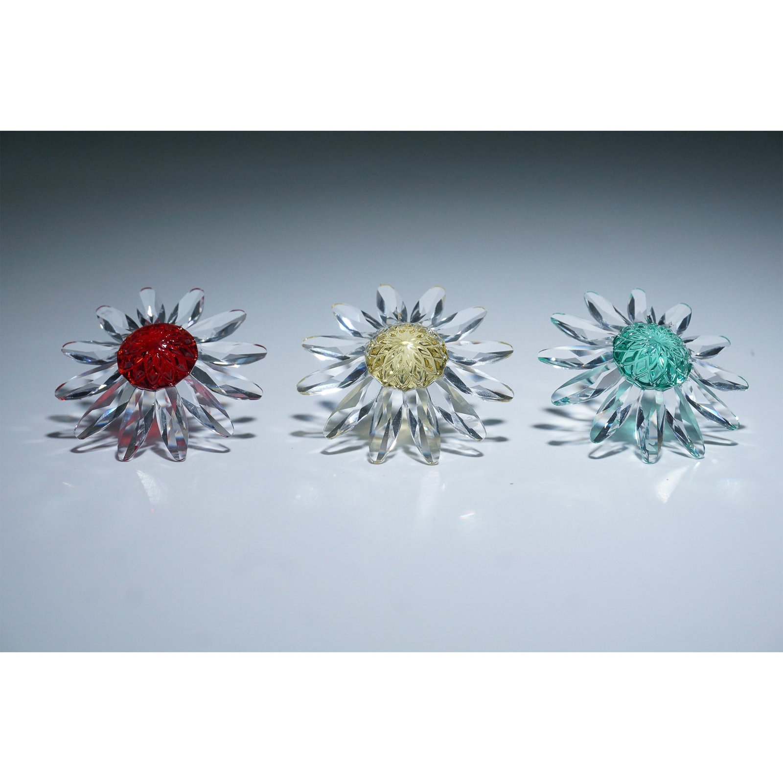 3pc Swarovski Crystal Figurines, Marguerites SCS Renewal Gifts: A set of three Swarovski SCS Renewal Gift crystal flowers, issued as membership renewal gifts for the Swarovski Crystal Society (SCS) in 1999, 2000, and 2001. This collection includes the 1999 Red Mar