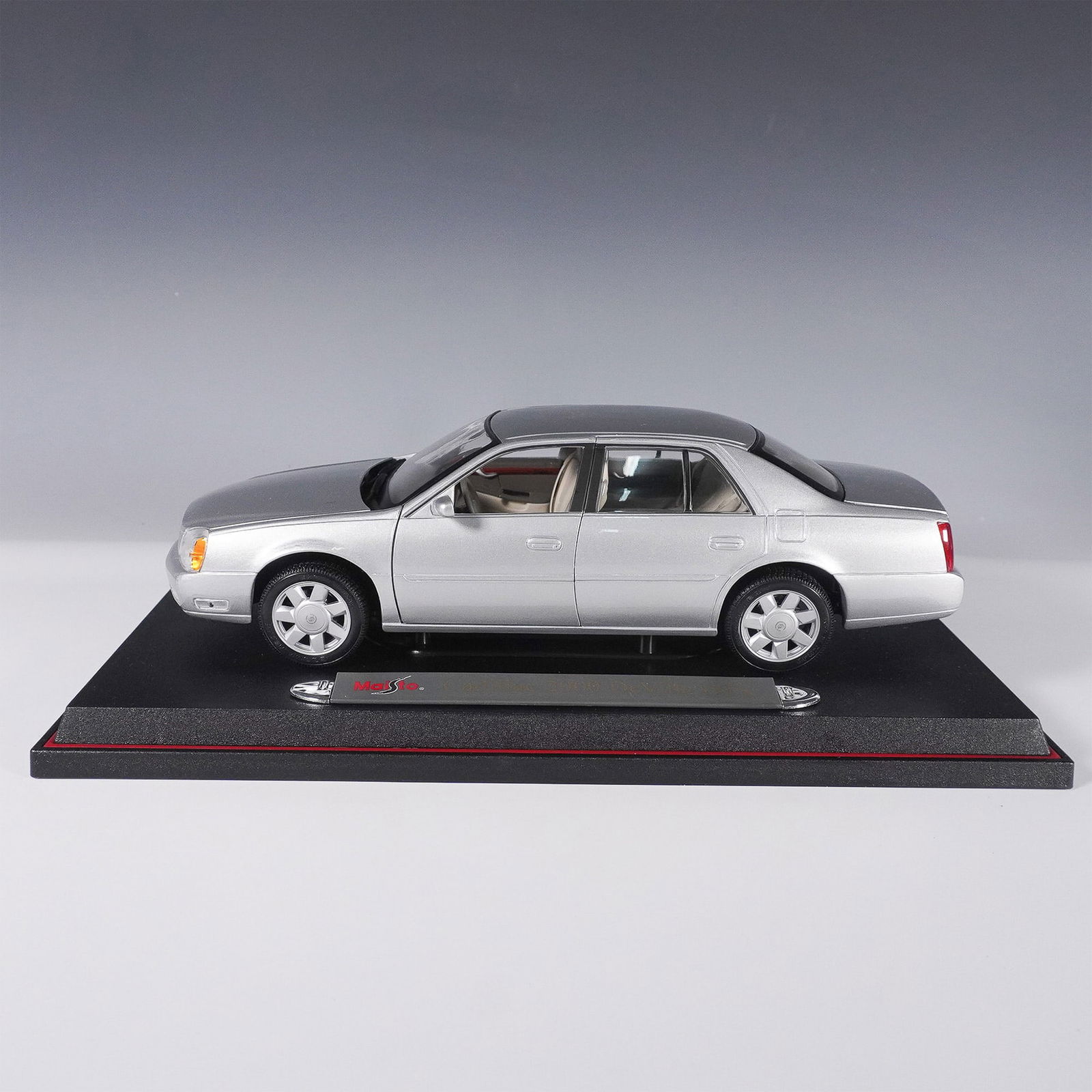 Maisto Cadillac Deville Dts 2000 Diecast Model With Original Box