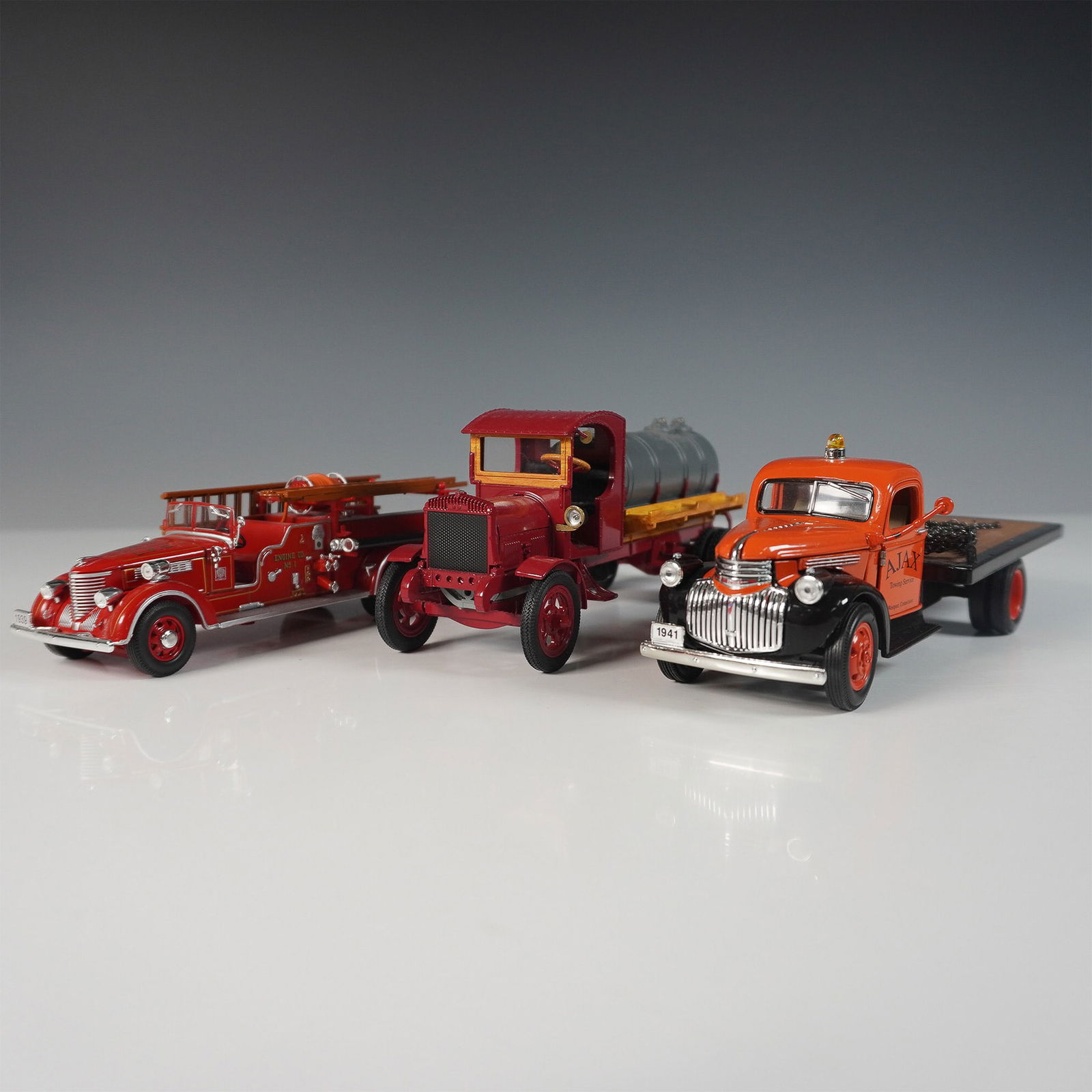 3pc Vintage Die-Cast Trucks, Packard, Kenworth, Chevrolet (1 of 8)