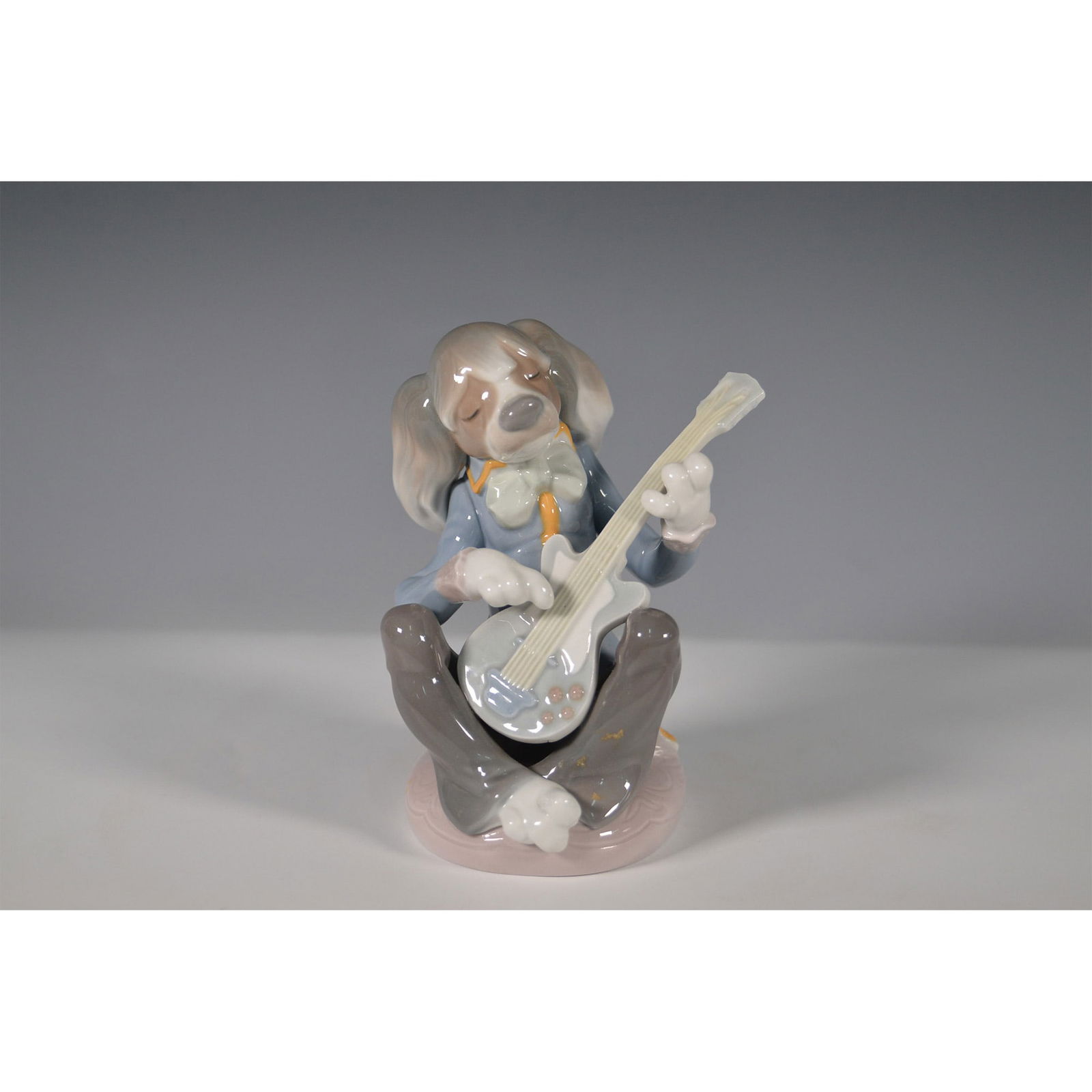 Lladro Porcelain Figurine, Dog Playing Guitar-Seated 1001153 (1 of 4)