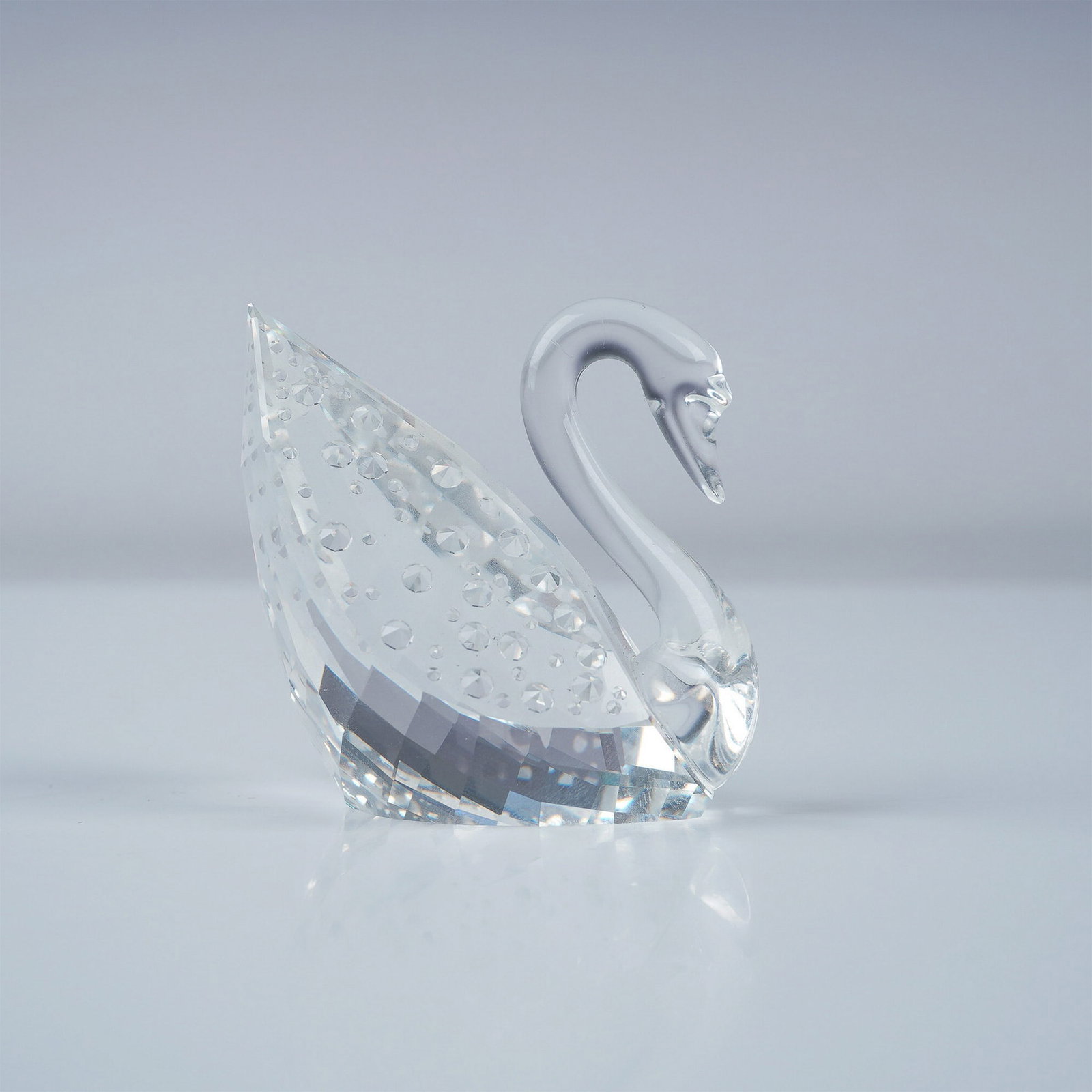 Swarovski Crystal Figurine, 1995 Centenary Swan with Box: Swarovski crystal figurine, the 1995 Centenary Swan, released to commemorate the 100th anniversary of the Swarovski brand. This exquisite piece features 100 precision-cut crystal stones, symbolizing a