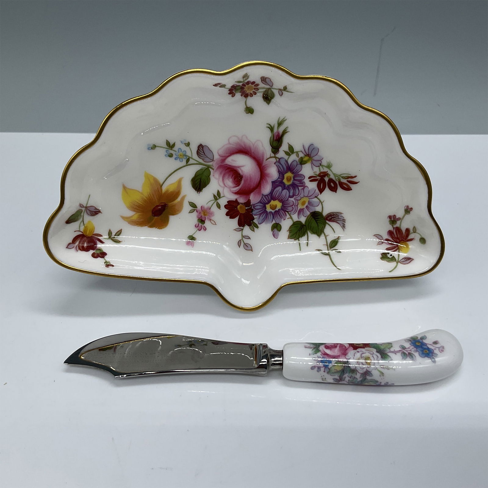 Royal Crown Derby Derby Posies Dish and Spreader with Box: Elegant Royal Crown Derby fine bone china dish and spreader set in the Derby Posies pattern, featuring vibrant floral motifs with gold trim. The set includes a shell-shaped dish and a matching spreade