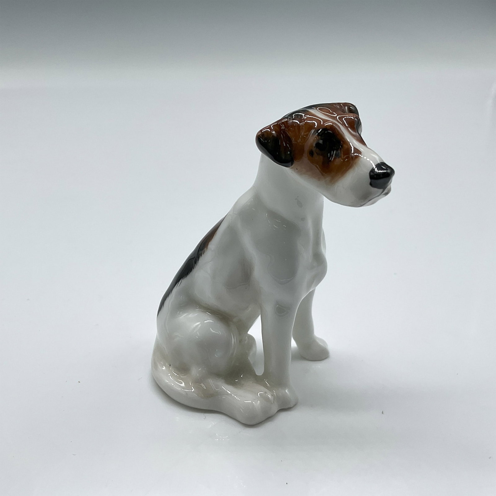 Royal Doulton Dog Figurine, American Foxhound K7: Scent hound with white coat and black and brown patches. Royal Doulton backstamp. Issued: 1931 - 1977 Dimensions: 2.5"H Country of Origin: England
