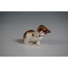 Royal Doulton Figurine, Kitten Licking Paw HN2583