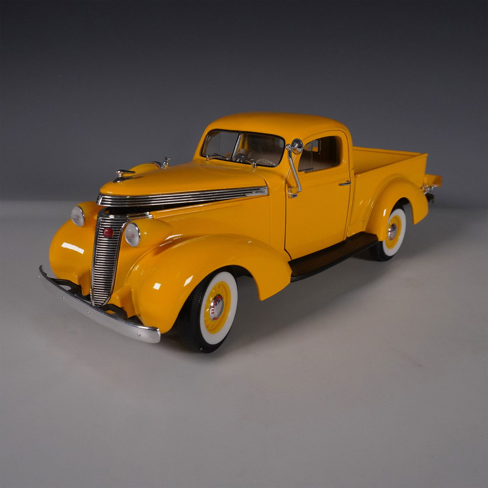 Road Signature 1937 Studebaker Coupe Express Pick-Up Model (1 of 5)