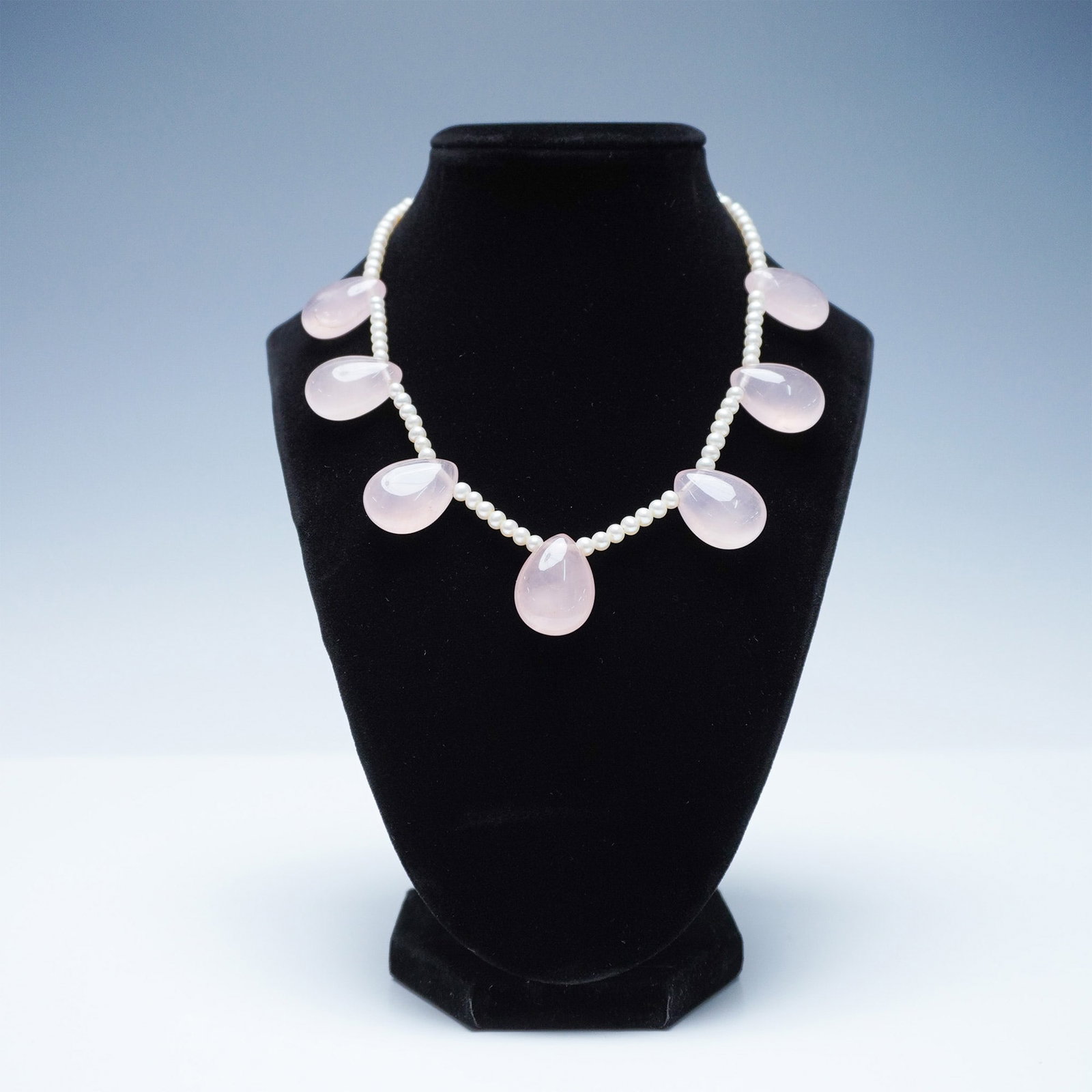 Rose Quartz and Faux Pearl Necklace: Elegant necklace featuring a strand of lustrous faux pearls accented with seven teardrop-shaped rose quartz gemstones. The delicate pearls form a continuous design, complemented by the soft pink hues 