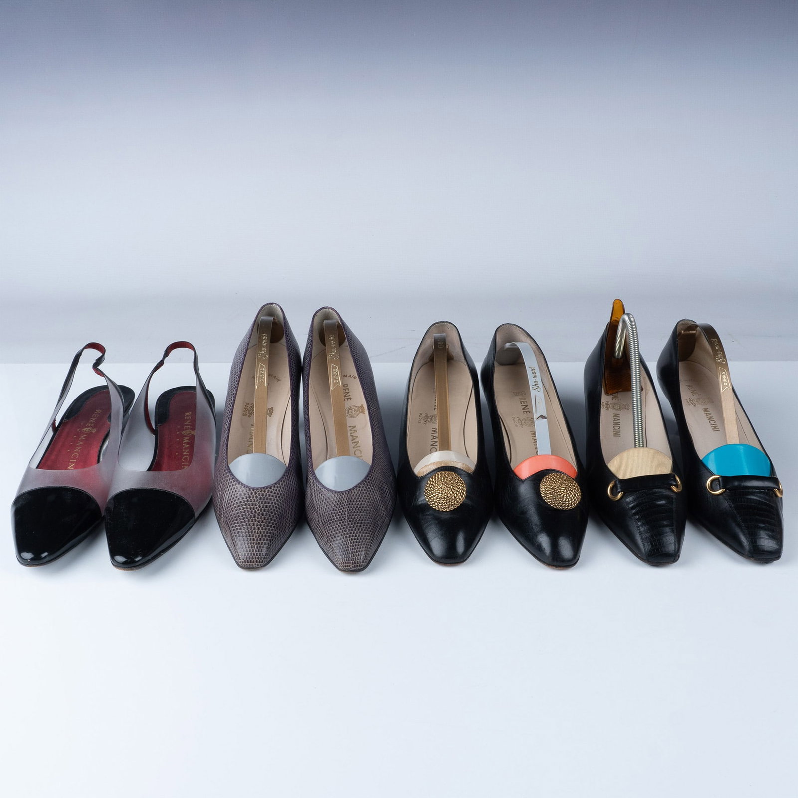 4 Pairs of Rene Mancini Leather Shoes - Sizes 39 and 38: A curated collection of four pairs of exquisite Rene Mancini leather shoes, showcasing the craftsmanship and elegance synonymous with this Parisian designer. The lot includes a variety of styles, feat