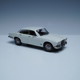 Jaguar XJ6 Series 1 Model Car 1:18 Scale