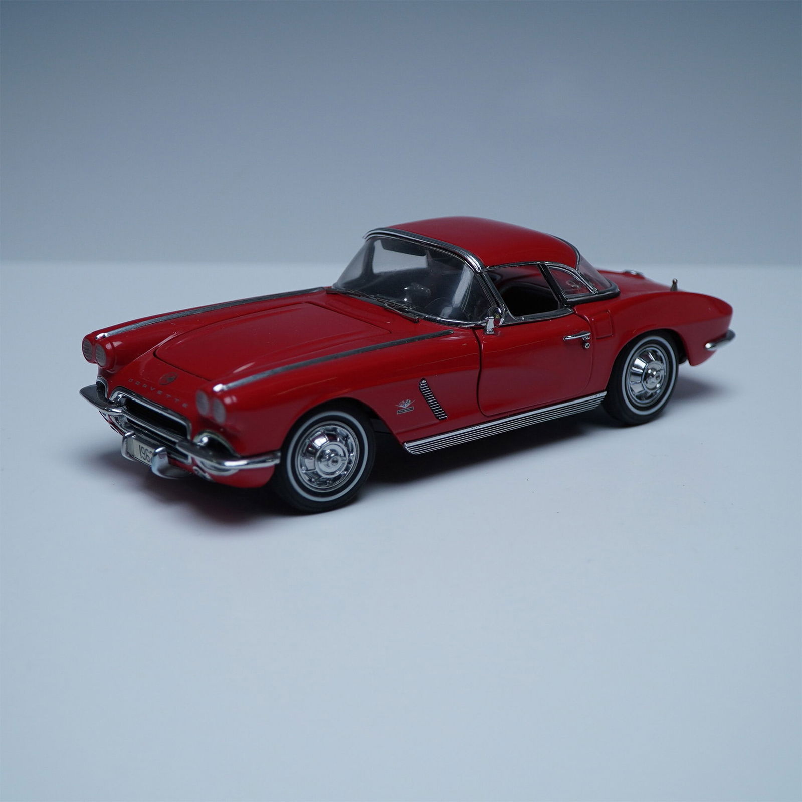 Danbury Mint 1:24 1962 Chevrolet Corvette Model (1 of 6)