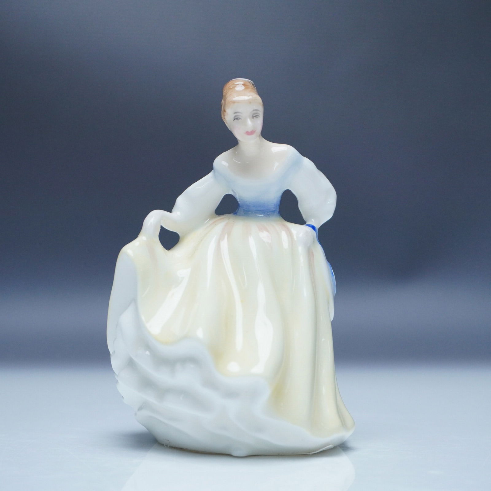 Royal Doulton Figurine, Fair Lady HN3216 (1 of 5)