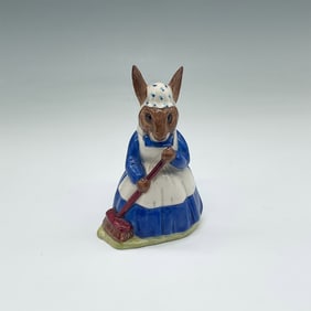 Royal Doulton Bunnykins Figurine, Mrs. Bunnykin Clean DB6