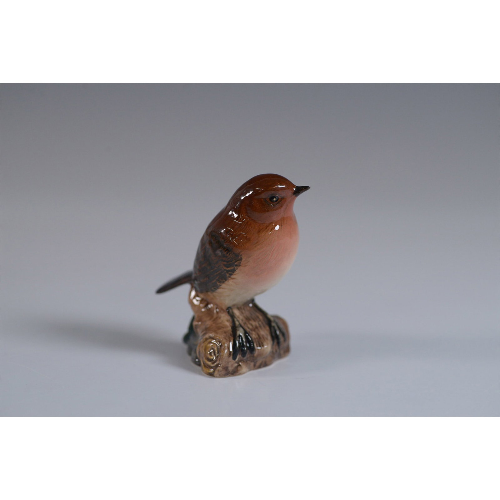 Royal Doulton Beswick Figurine, Robin 980: Charming Royal Doulton Beswick figurine titled Robin, model number 980. This finely detailed fine bone china piece features a lifelike robin perched on a textured branch with intricate hand-painted de
