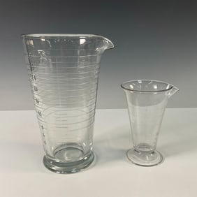 2pc Vintage Glass 32 oz. and 4 oz. Beakers