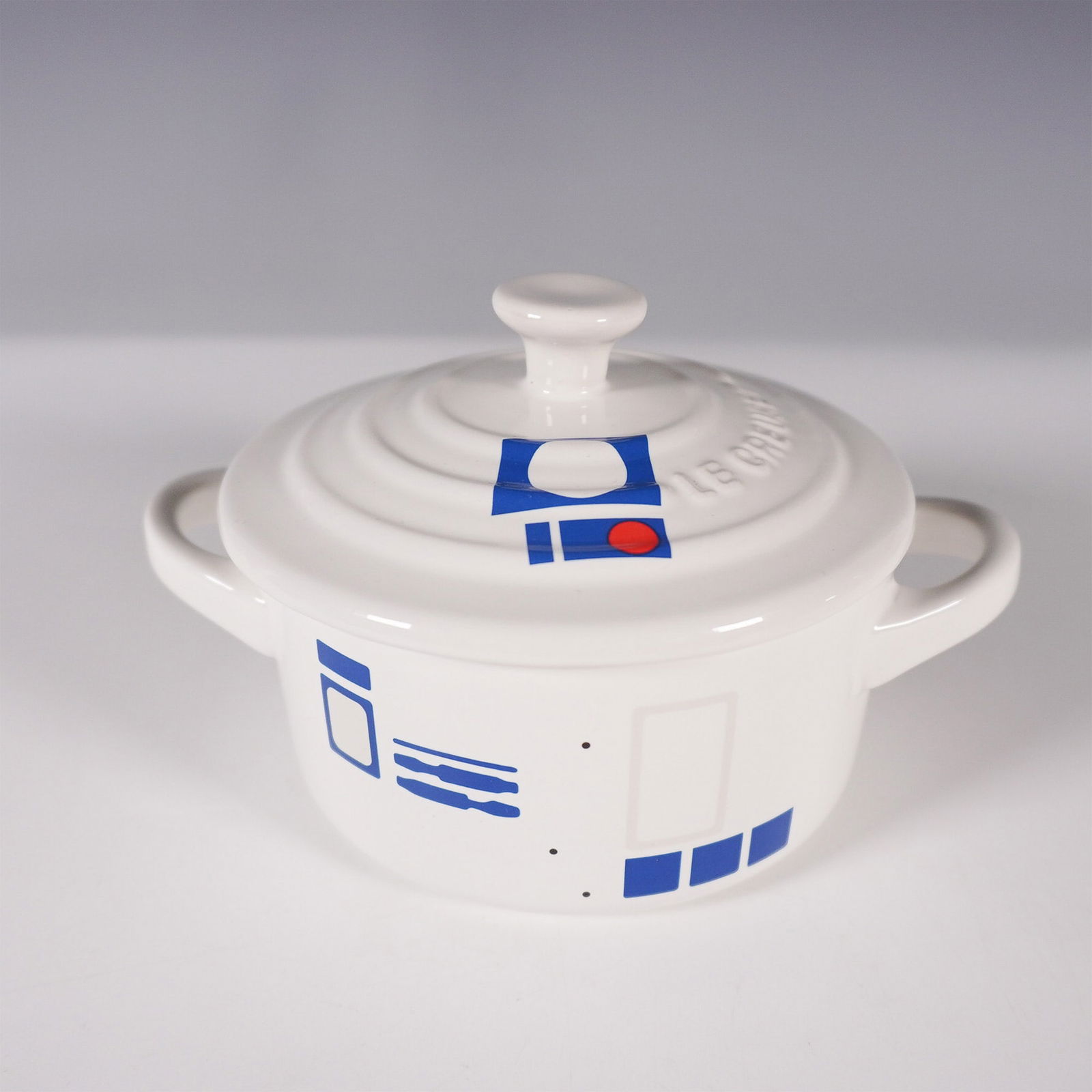Le Creuset Star Wars R2-D2 Mini Round Cocotte (1 of 4)