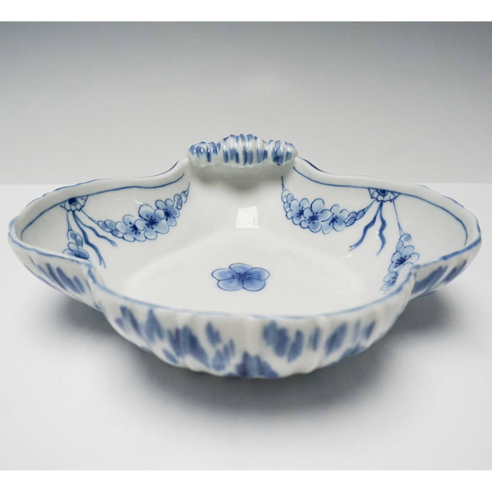 Bing & Grondahl Empire Blue and White Shell Dish 42 (1 of 3)