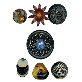 A small card of division three Bakelite buttons