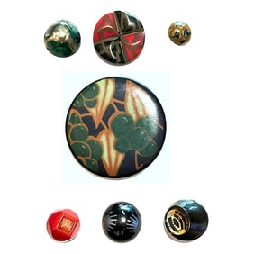 A small card of division 1 and 3 Celluloid buttons