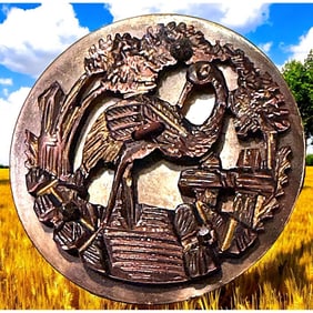 A division one carved and united pearl button