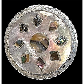 A division three inlayed pearl geometric design button