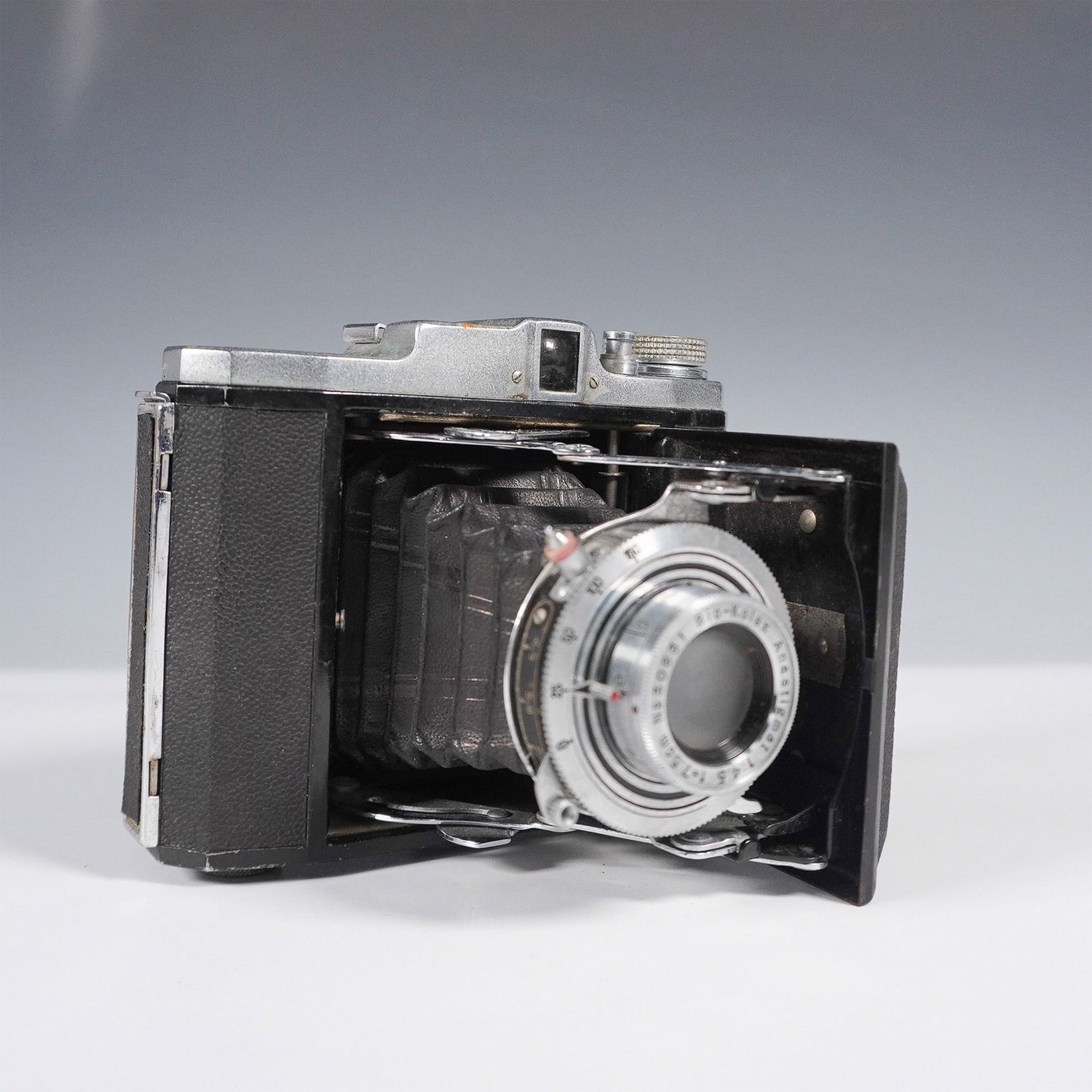 Okako Waltax Junior Folding Camera with Case: Offered is a vintage Okako Waltax Junior folding camera, a remarkable example of mid-20th-century Japanese craftsmanship. This model features a collapsible bellows design with a Bio Kolex Anastigmat 1