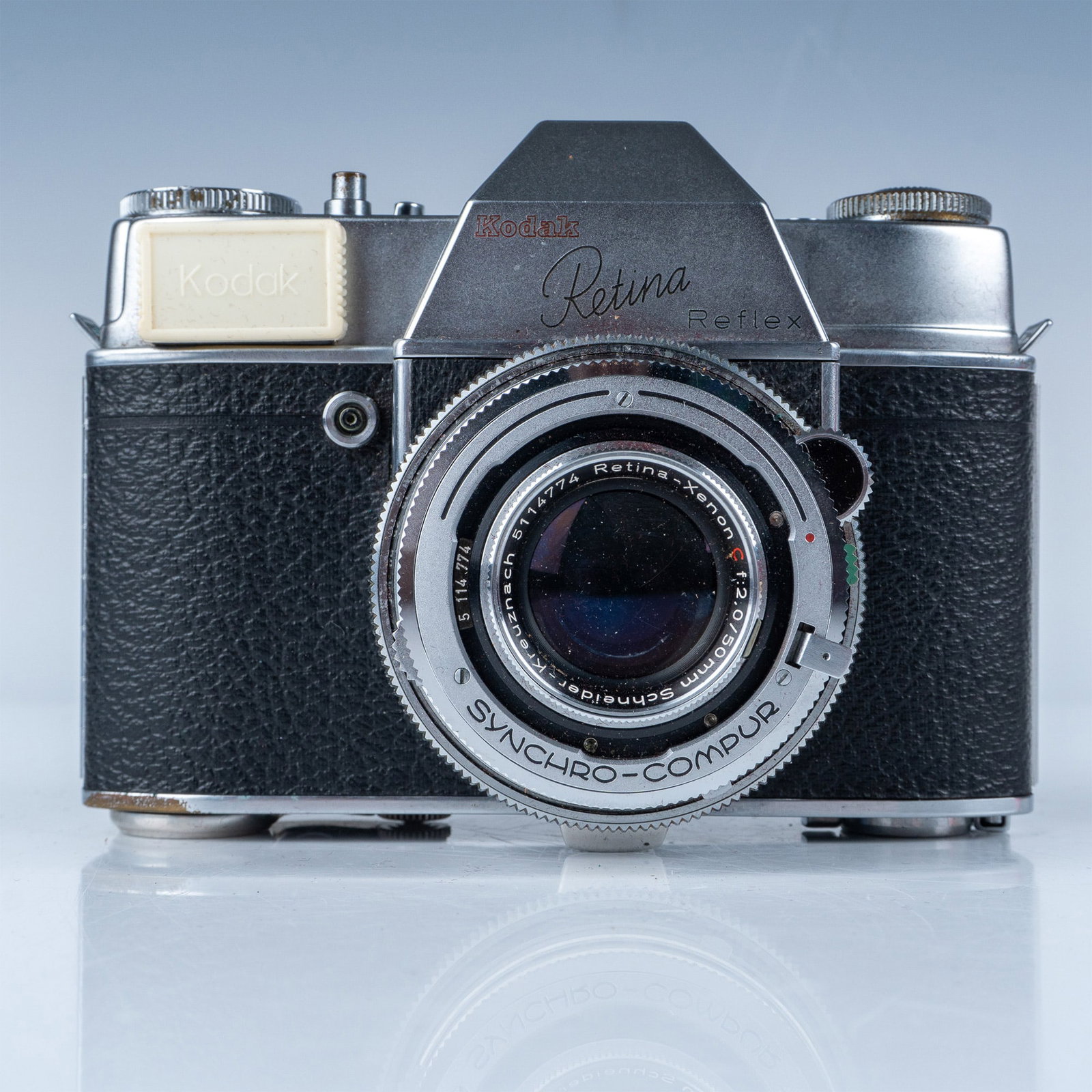 Kodak Retina Reflex Camera with Original Leather Case: This is a vintage Kodak Retina Reflex camera, a hallmark of mid-20th-century precision photography. Manufactured by Kodak AG in Stuttgart, Germany, this camera exemplifies the company's innovative des