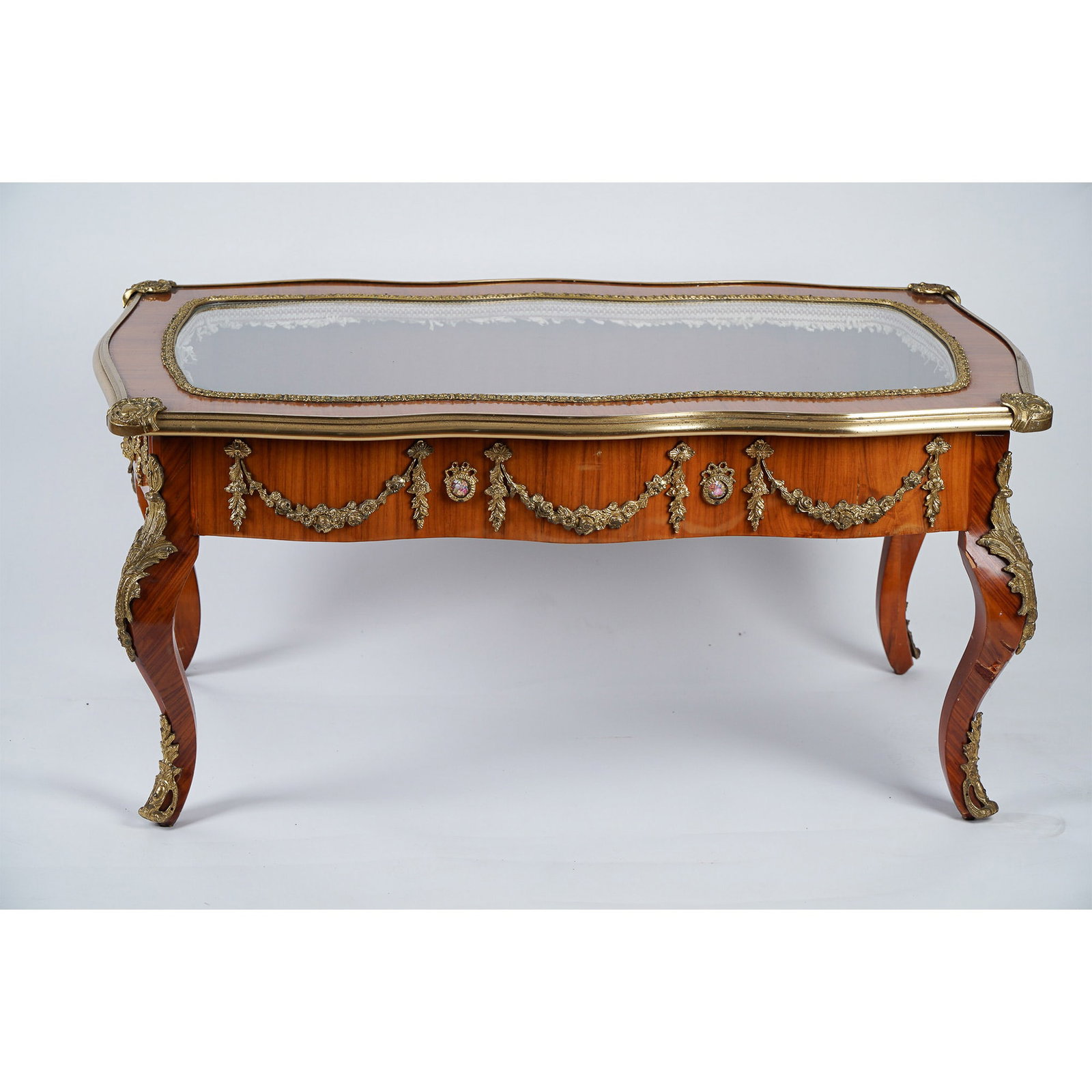 Louis XV-Style Walnut Vitrine Table, Late 20th Century: A French Louis XV-style walnut tabletop vitrine or display case from the late 20th century, featuring an elegantly shaped top inset with a glass panel. The shaped front apron is adorned with giltwood 