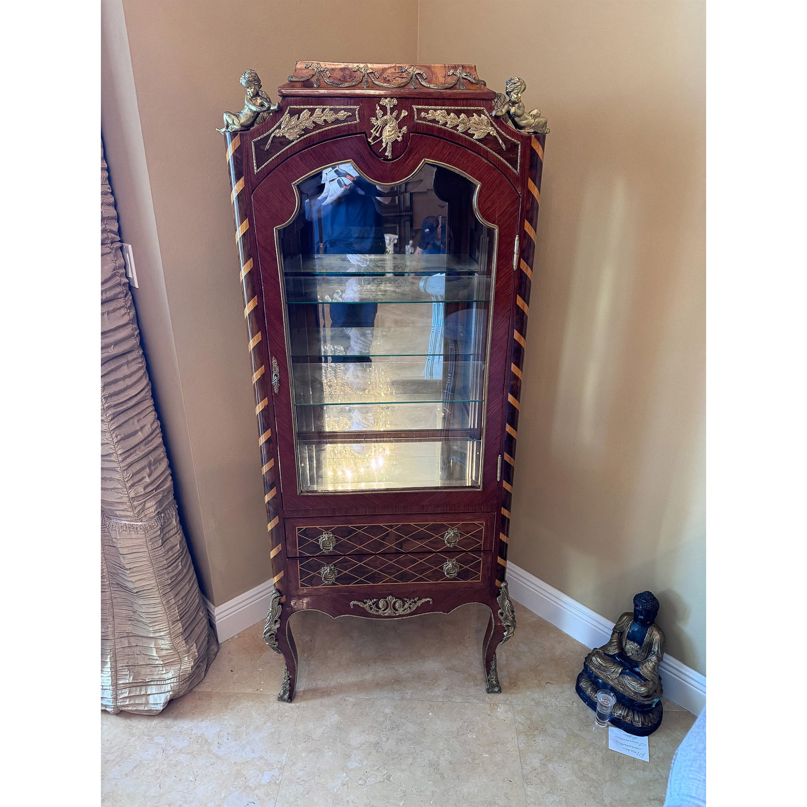 French Louis XV Style Marquetry Vitrine Cabinet w/ Ormolu Mounts : Exquisite French Louis XV-style marquetry vitrine cabinet, crafted in a refined bombe form with elaborate ormolu mounts. This elegant display cabinet features a serpentine glass door and side panels, 