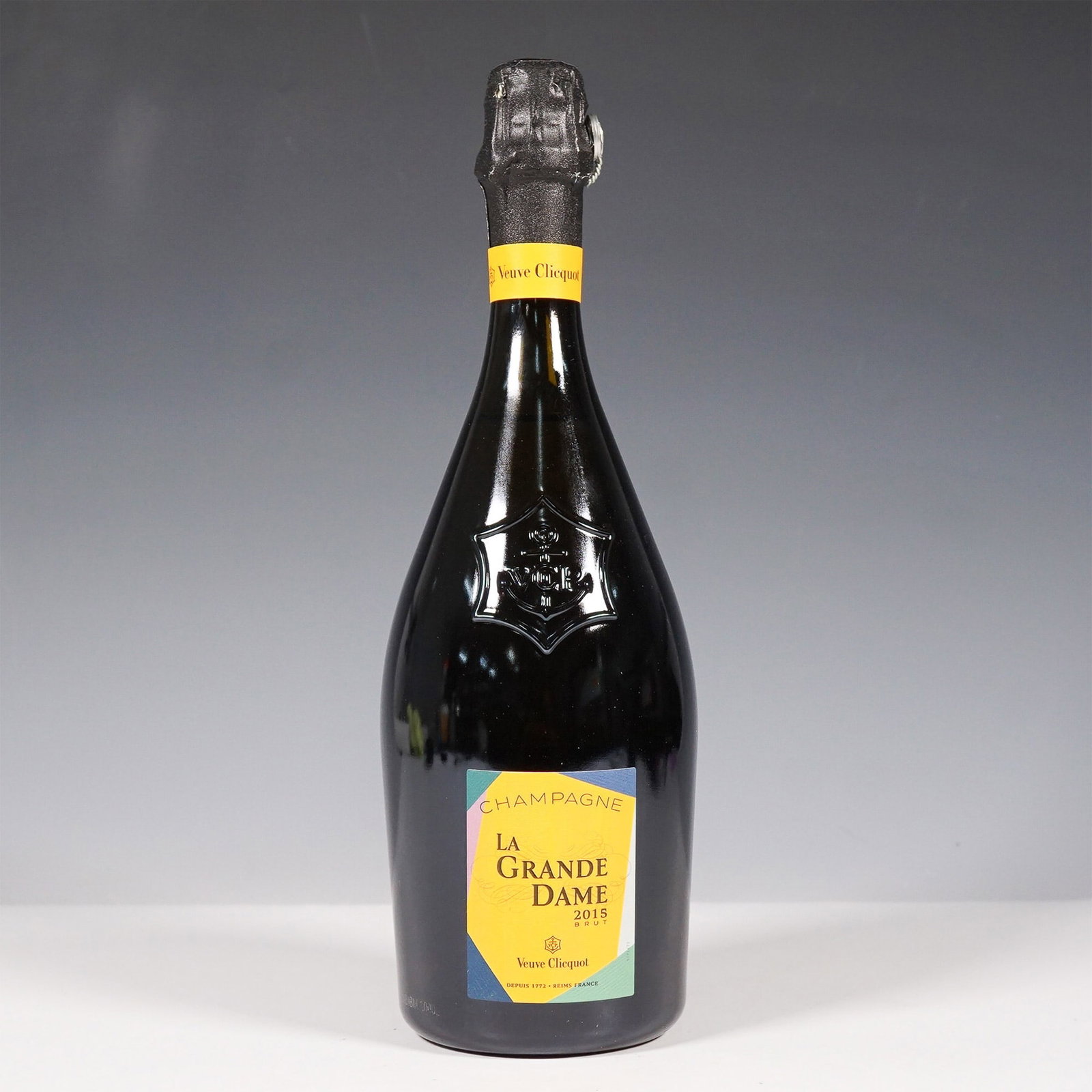 Veuve Clicquot Brut Champagne La Grande Dame 2015, Paola Paronetto Edition: A stunning fusion of fine Champagne and contemporary art, Veuve Clicquot La Grande Dame 2015 Brut Champagne showcases an exclusive collaboration with Italian artist Paola Paronetto. Inspired by her ma