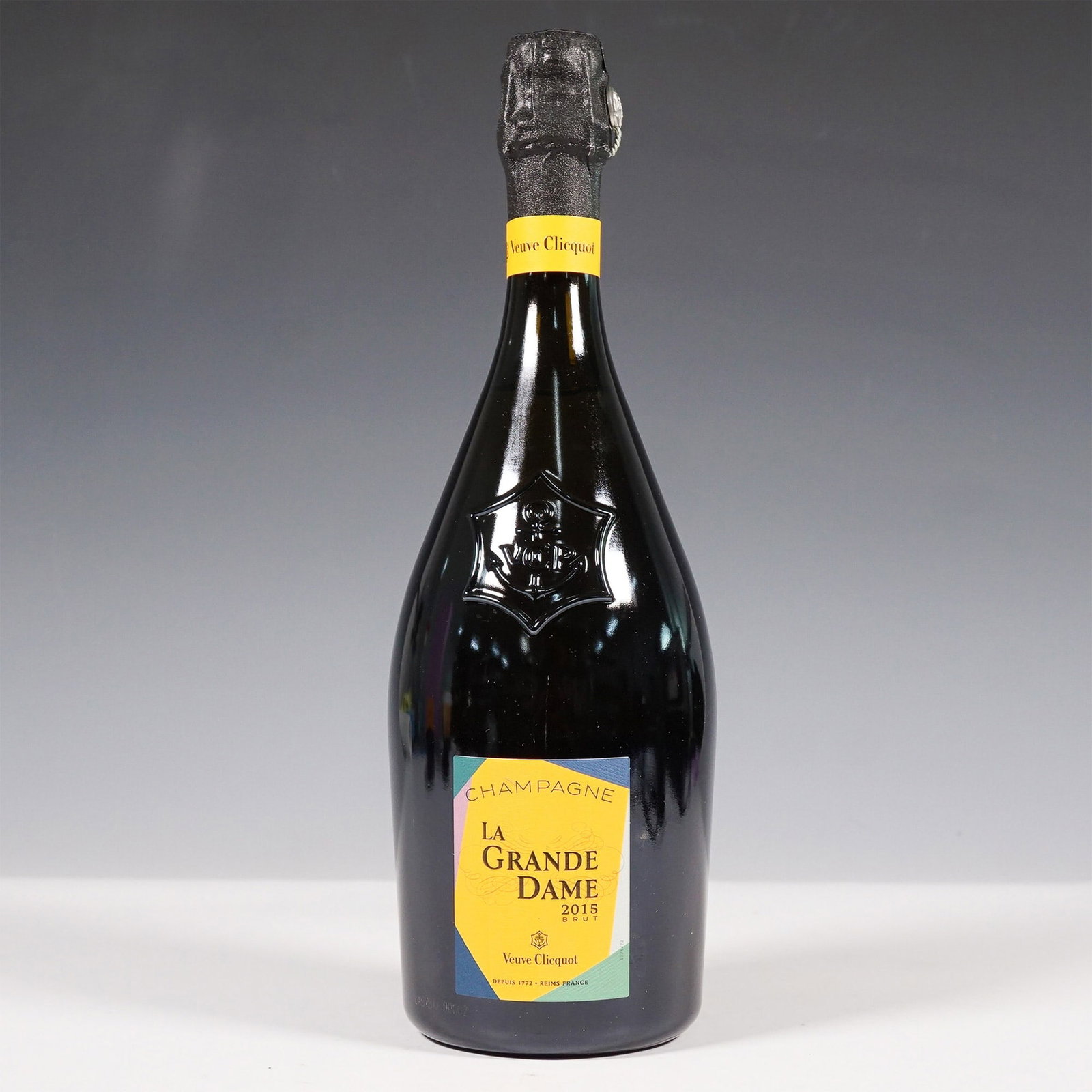 Veuve Clicquot Brut Champagne La Grande Dame 2015, Paola Paronetto Edition: A stunning fusion of fine Champagne and contemporary art, Veuve Clicquot La Grande Dame 2015 Brut Champagne showcases an exclusive collaboration with Italian artist Paola Paronetto. Inspired by her ma