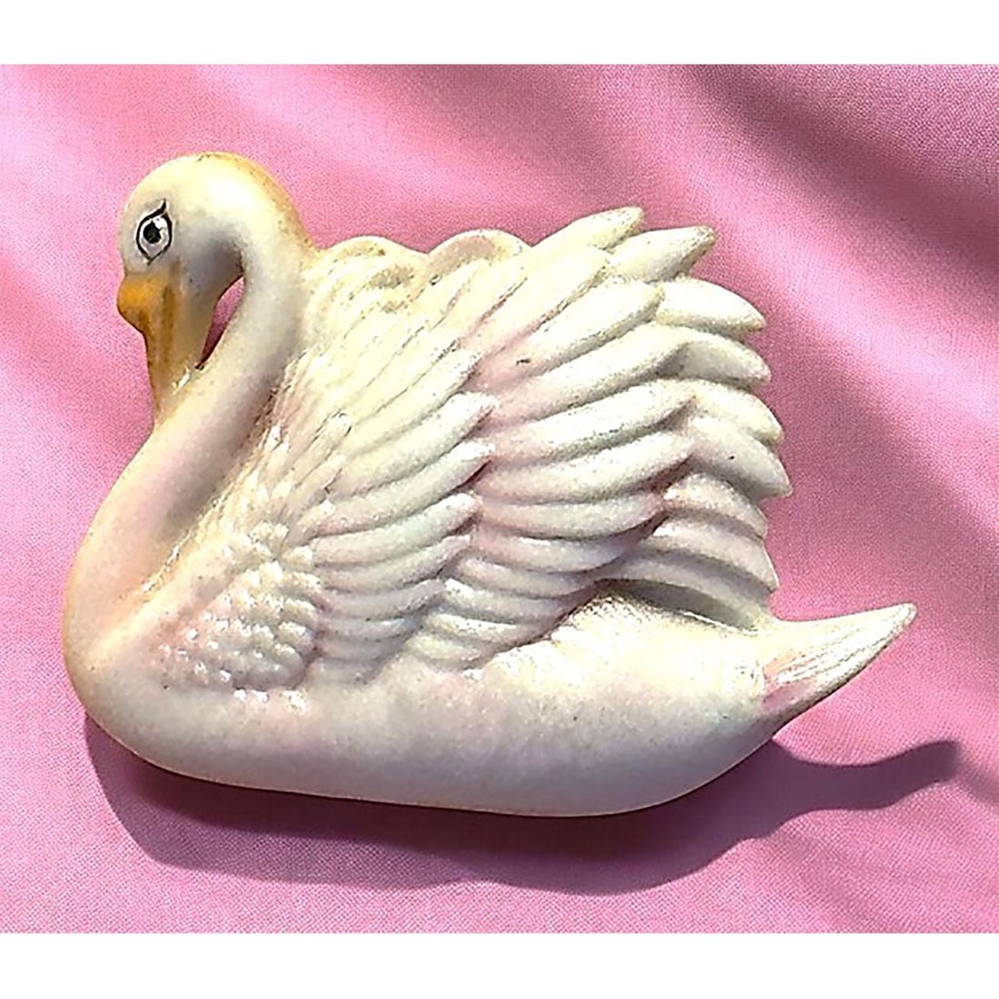 A division three Japanese realistic porcelain button: 1 Large 20th century Arita porcelain SWAN button. This beautiful pink and white porcelain swan button is incredibility detailed right down to the beak and feathers. A great self shanked example. Issue