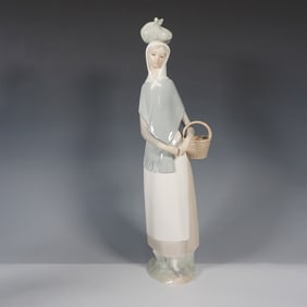 Lladro Porcelain Figurine, Girl Marketing Day 1004502